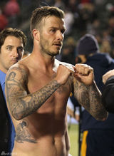 高清组图：贝克汉姆赢球脱上衣秀身材 儿子观战