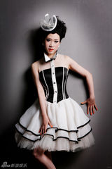 组图：芙蓉姐姐光棍节写真露香肩