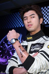 组图：陈柏霖代言变身赛车手 不弃表演望跨足幕后