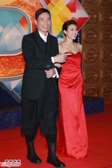 组图：陈豪携女友亮相红毯 陈茵媺红裙惹火秀美腿