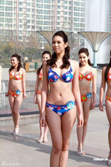 组图：准亚姐泳装上阵美丽“冻人” 俏丽佳人斗艳