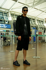 组图：2AM任瑟雍黑色酷装赴巴西观看UFC格斗赛