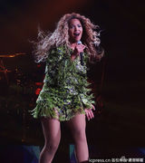 组图:碧昂斯纽约巡演连换N套华服 狂扭招牌电臀