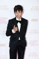 高清图：尹恩惠金秀贤JYJ亮相MBC演技大赏红毯