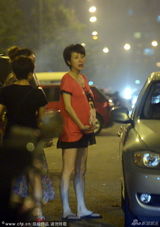 组图：金巧巧产前孕照首曝 手托大肚街边吃烧烤