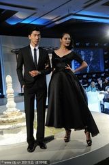 组图：白歆惠走秀摔跤出丑 弯腰提裙摆胸前险走光