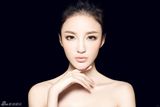组图：刘雨欣黑色视觉写真展精致面庞