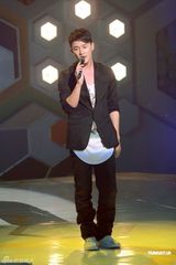 幻灯图：林峰唱歌演戏两不误 官恩娜推新歌人气增