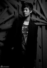 组图：赵文浩拍黑白大片 尝试成熟造型盼望长大