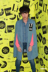 组图：何韵诗出席活动穿着个性 内地演贾宝玉