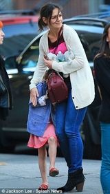 组图：凯蒂带女儿吃冰淇淋 小苏瑞咬手指显羞涩