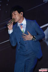 组图：林俊杰发布新专辑 秀棒球阳光帅气