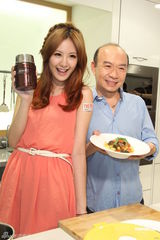 组图：安心亚大展厨艺积极收歌筹备新碟