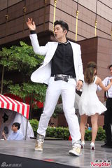 组图：吴建豪台北签唱惜肉如金湿背猛擦汗