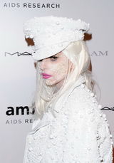 幻灯图集：Lady Gaga珍珠面妆现身艾滋病慈善红毯