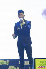 组图：2012新城劲爆颁奖礼 新人开场预热气氛