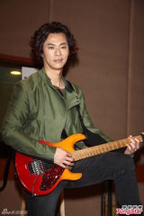 组图：黄小琥探班杨培安个唱排练送手机打气