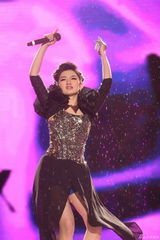 组图：“中国好声音”世界巡演 南京雨中华丽起航