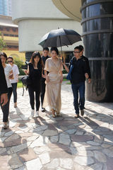 组图：张雨绮优雅出席活动 专人撑伞气场十足