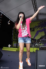 组图：张惠妹运动装亮相 为跑步活动站台