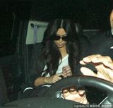 组图：金卡戴珊现身机场婚戒消失 72天婚姻终结