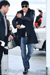 组图：宋承宪韩孝珠亮相机场 将出席MAMA颁奖礼