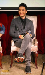 组图：《合伙人》北大交流 三主演兑现5亿激吻