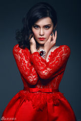 组图：韩丹彤红色魅影写真大片 演绎惊悚女王