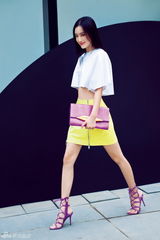 组图：秦岚初夏美艳街拍 细节打造潮范儿