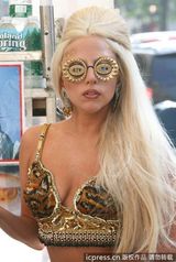组图：Gaga《名利场》大片再蹬“恨天高”尴尬摔倒 