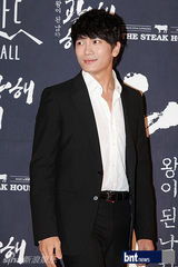 组图：李秉宪韩孝珠等亮相《光海》红毯秀