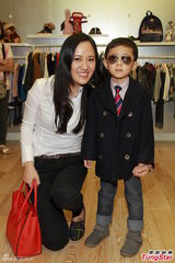 组图：黄泳霖有意追生 雷林静怡两女爱公主装