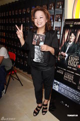 组图：谭咏麟为个唱彩排练歌致声音沙哑