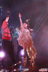 组图：何韵诗演唱会大跳热舞 献唱经典造型多变