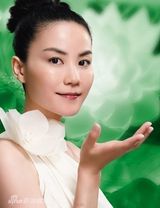 幻灯图集：王菲身穿纯白礼服拍广告 优雅高贵