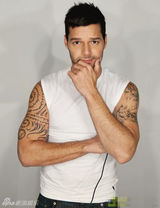 组图：瑞奇-马丁入选娱乐周刊年度百人 神态轻松