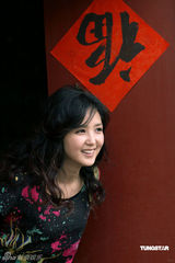 幻灯图集：何洁逛京城胡同拍写真 装扮青春洋溢