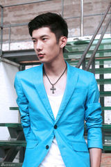 组图：刘芮麟街拍蓝色休闲外套搭短裤