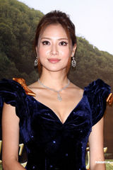 组图：白歆惠弯腰泄胸前春光 称男友让自己幸福