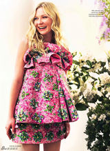 组图：邓斯特坐花丛姹紫嫣红 容颜俏丽如少女