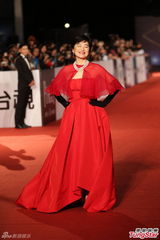 组图：林青霞牵手李安亮相 珍珠耀眼红裙霸气