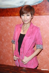 组图：周丽淇预祝生日 感情随缘绝不隐瞒