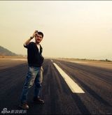 组图：冯绍峰拍片机场跑道飙车 拉风自拍忙炫耀