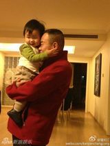 组图：潘长江带孙子变老小孩儿 祖孙温馨有爱