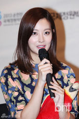 组图：韩国办世界动物电影节 金民俊抱狗狗有爱