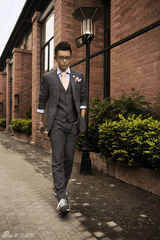 组图：郑恺最新街拍演绎顽皮型男