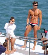 组图：珍妮弗洛佩兹紧身服短裤拍MV 肌肉男相伴