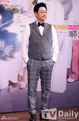 组图：少女时代徐贤红裙亮相《热恋》发布会