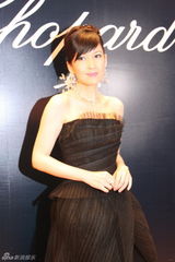 组图：周慧敏妩媚出席活动 肌肤白皙气质优雅高贵