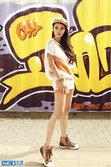 组图：爱戴拍炫彩写真 展夏日热辣风情